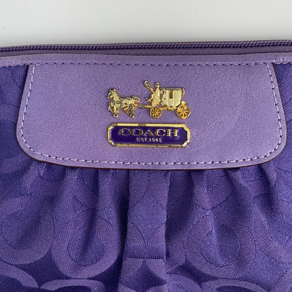 *SOLD*. Coach wristlet - excellent condition - Picture 3 of 5